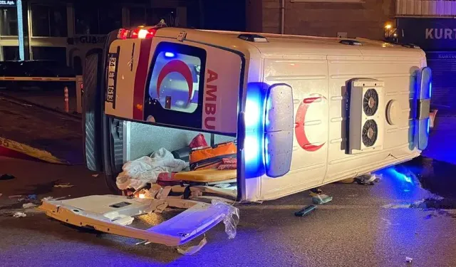 Otomobille hasta taşıyan ambulans çarpıştı: 5 yaralı