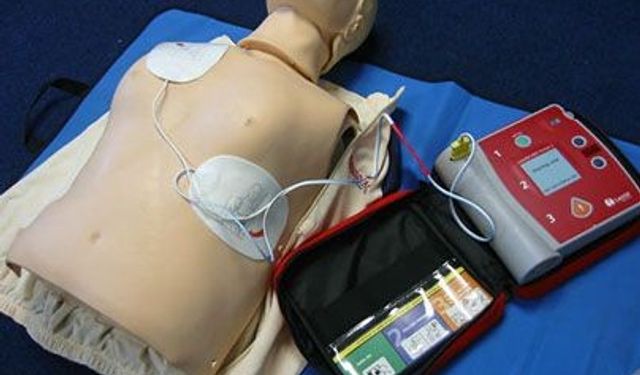 Kalp krizlerine karşı artık bu yerlerde şok cihazı zorunlu olacak!