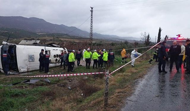 Memurları taşıyan araç kaza yaptı. Hemşire hayatını kaybetti