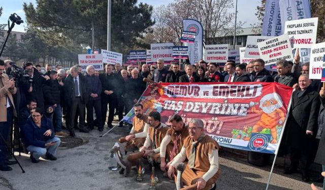 Geçim Krizi Memuru Taş Devrine Döndürdü