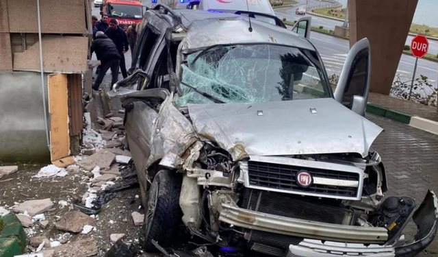 Sürücü direksiyon hakimiyetini kaybederek hastanenin güvenlik kulübesine çarptı