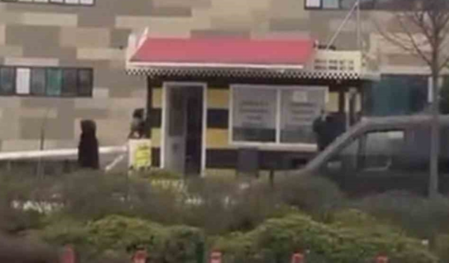 Sağlık çalışanı durağı savaş alanına çevirdi!