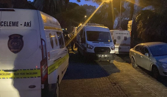 Doktor, yaşlı anne babasını bıçaklanmış halde ölü buldu