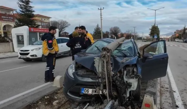 Nöbetten Çıkan Sağlık Çalışanı Direğe Çarpan Otomobilde Yaralandı