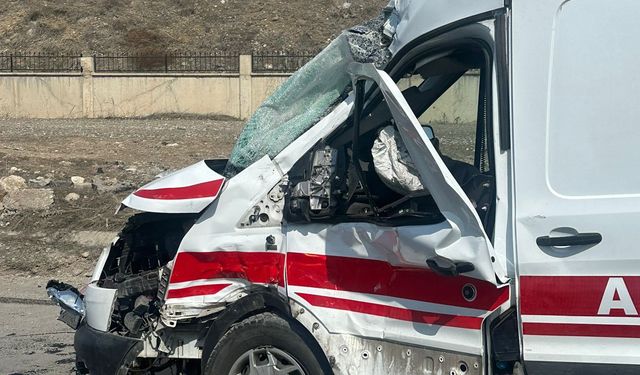 Ambulans ile tır çarpıştı: 2 sağlık personeli yaralandı