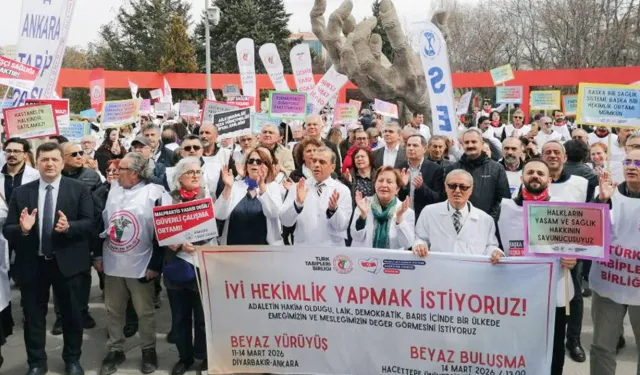 Doktorlar Önce Anıtkabir’e, Ardından Sağlık Müdürlüğü Önüne Eyleme Gitti