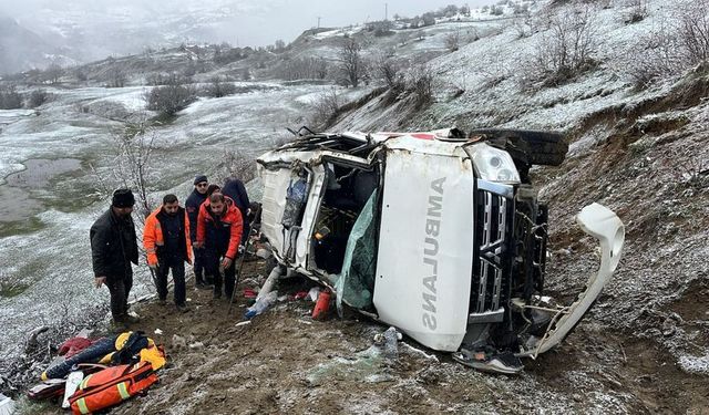 Artvin'de Hasta Taşıyan Ambulans Uçuruma Yuvarlandı: 1 Ölü, 4 Yaralı - Şavşat'ta Kar ve Buzlanma Trajedisi