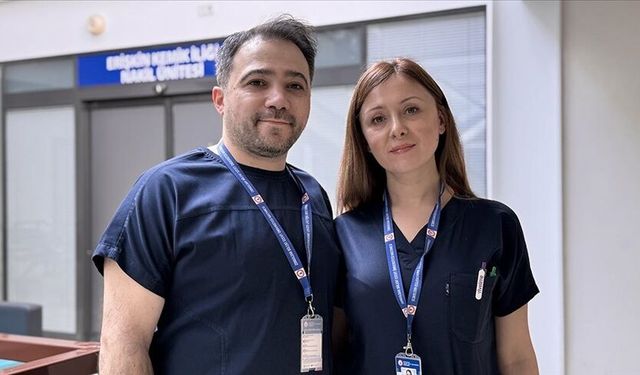 Hemşire çift tanıştıkları hastanede omuz omuza görev yapıyor