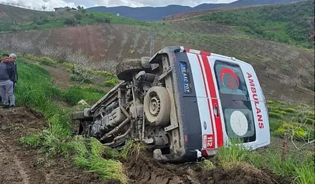 Ambulans şarampole devrildi: 3 sağlık personeli yaralandı