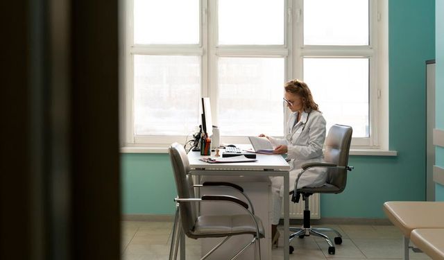 İspanya'da Yabancı Doktor Denklikleri Sağlık Sistemindeki Yapısal Açığı Kapatmaya Yetiyor mu?