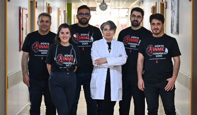 Van'da Doktorlardan 'İnme' Farkındalığı İçin Siyah Tişörtlü Mesaj