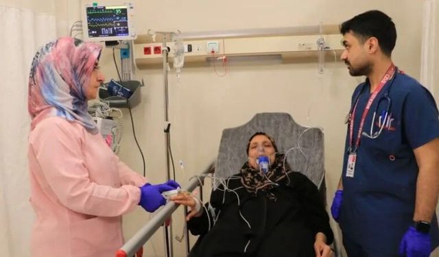 Hastane Koridorlarında Geçen Çocukluk: Anne ve Oğul Aynı Acil Serviste Görev Yapıyor