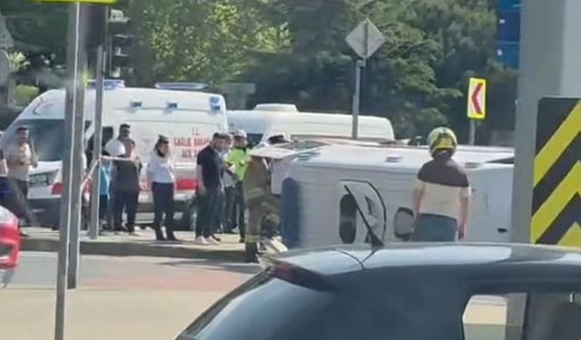 İstanbul Kağıthane'de Ambulans Kazası: Sağlık Ekibi ve Motosiklet Sürücüsü Yaralandı