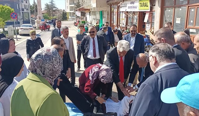 Konya'da Tören Sırasında Fenalaşan Öğrenciye Doktor Belediye Başkanı Müdahale Etti