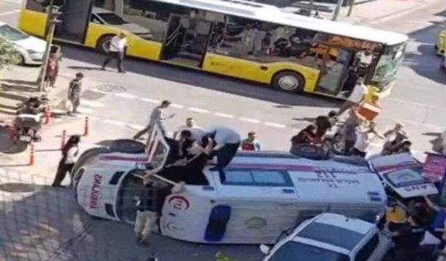 İETT otobüsü ile ambulans çarpıştı: 5 yaralı
