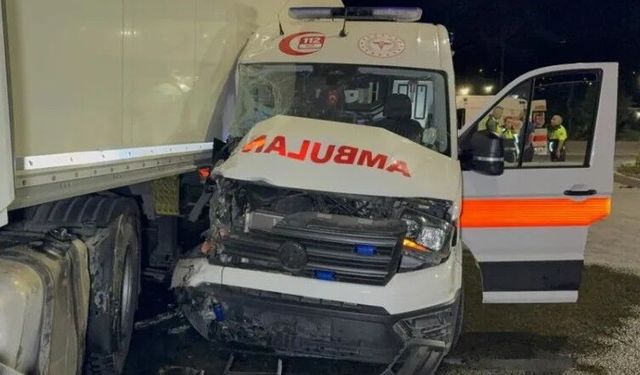 Ambulans ile TIR çarpıştı: 6 yaralı