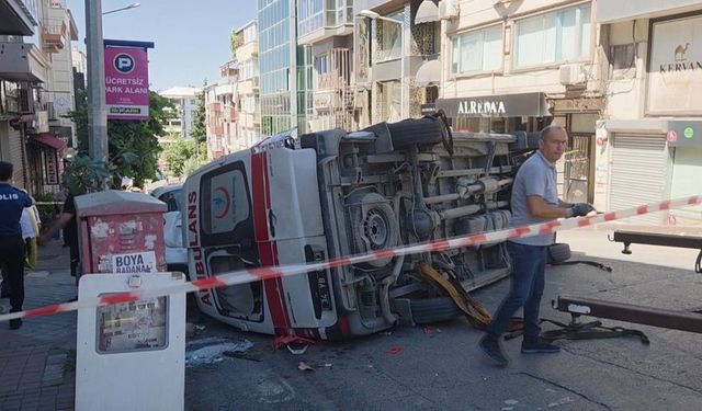İstanbul'da İETT Otobüsü ve Ambulans Çarpıştı: 5 Kişi Yaralandı, Kaza Anı Kamerada