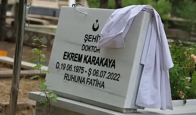Mezar taşında bir doktor önlüğü! Tam 4 yıl oldu