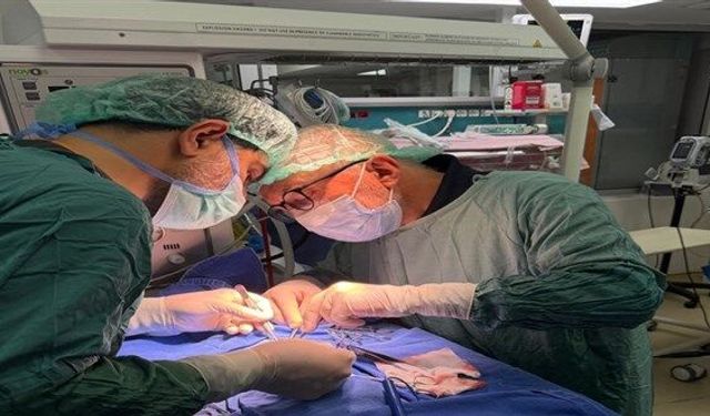 610 Gram Doğan Rüzgar Bebeğin Kalbindeki Açık Damar, Yoğun Bakımda Yatak Başında Kapatıldı