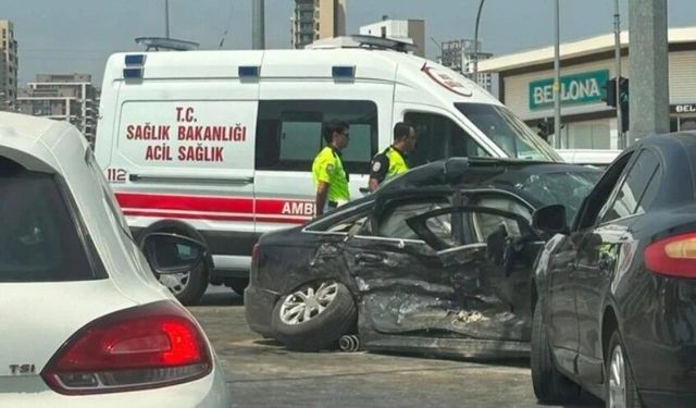 Ambulans ile otomobilin çarpıştı: 3’ü sağlık çalışanı 5 yaralı