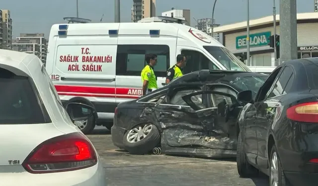 Mersin'de Ambulans-Otomobil Çarpışması: Yaralı Sağlık Ekipleri Önce Başkalarını Kurtardı
