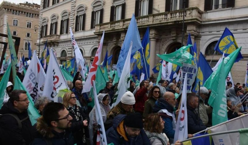 İtalya'da doktorlar ve hemşireler greve gitti