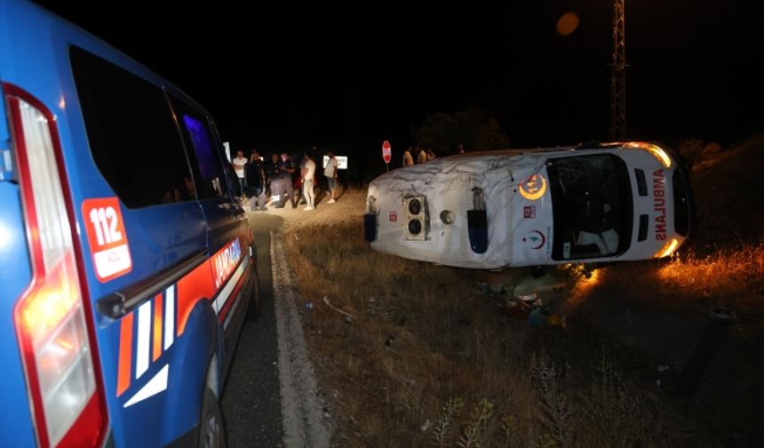 Ambulans Şarampole Devrildi:  3 sağlık çalışanı yaralı