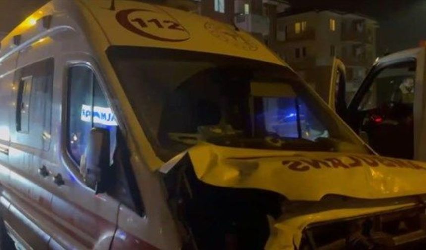 Ambulans otomobille çarpıştı, çok sayıda yaralı var