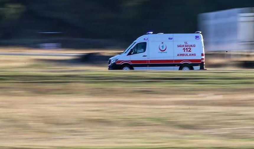 Ambulans Ve Otomobil Çarpıştı