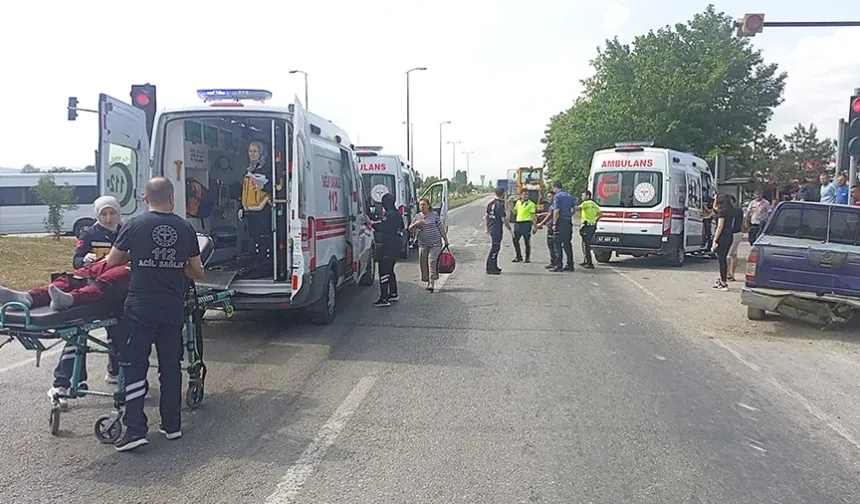 Ambulans ile otomobil çarpıştı: Yaralılar var…