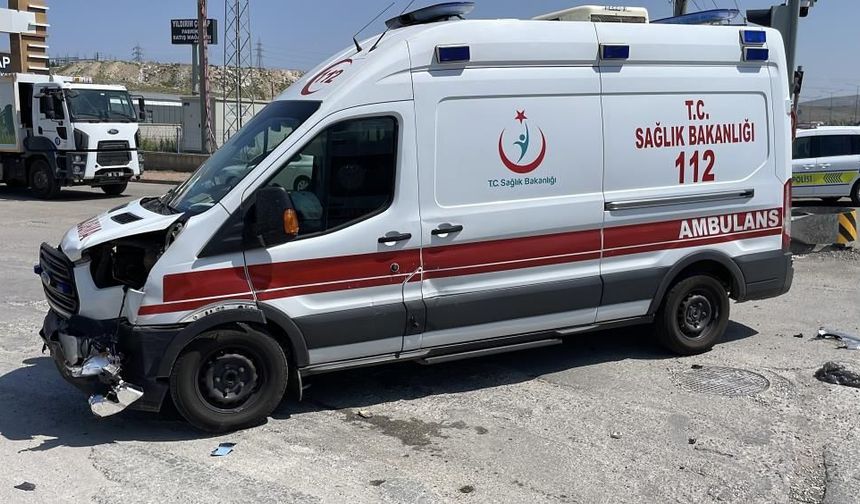 Ambulans ile Otomobil Çarpıştı:5 kişi yaralandı