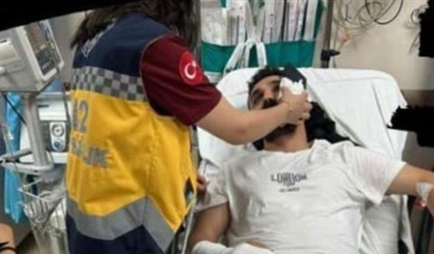Kendisine ait kimlikle eşine işlem yapmayan doktoru darbetti