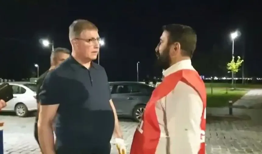 Belediye başkanı çöp topladı, sendikacıyla tartıştı