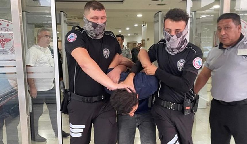 Hastanede Bıçaklı Saldırı: Doktor ve Güvenlik Görevlisi Yaralandı