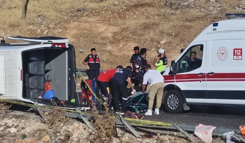 Hemşireleri Taşıyan Minibüs Kaza Yaptı. 2 Hemşire Vefat Etti 15'i Yaralandı