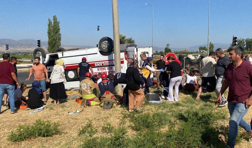 Ambulans ile otomobil çarpıştı! 2'si ağır 7 yaralı