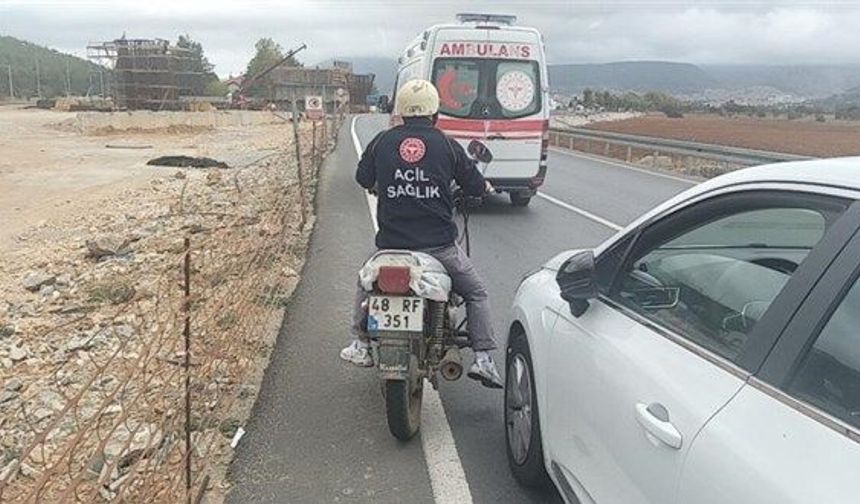 Kazazedeyi ambulans, motosikletini sağlık personeli götürdü