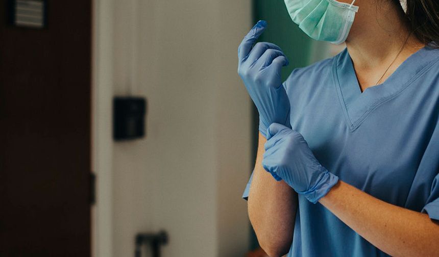 Türkiye’de sağlık çalışanları OECD’nin yükünü tek başına taşıyor