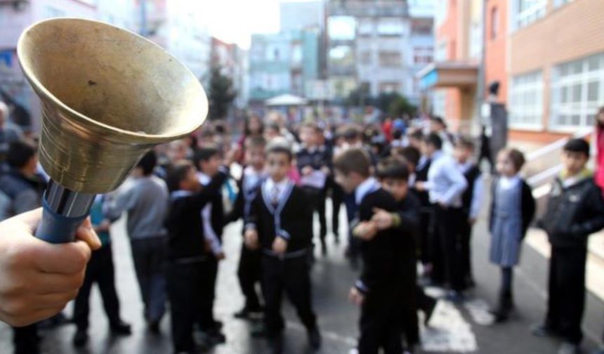 Milli Eğitim Bakanı Yusuf Tekin "Okullarda ara tatiller kaldırılacak mı?" sorusuna yanıt verdi.