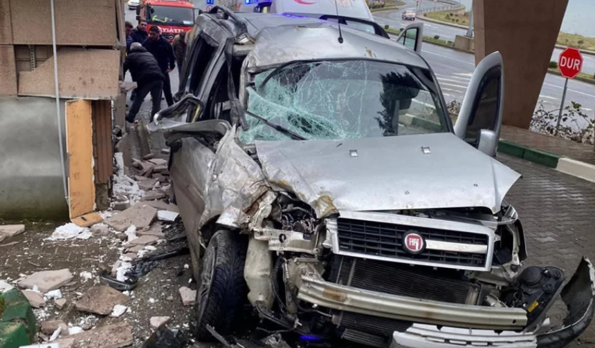 Sürücü direksiyon hakimiyetini kaybederek hastanenin güvenlik kulübesine çarptı