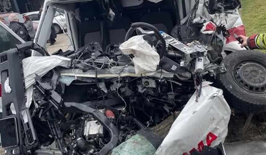 Görev Yolunda Acı Kaza: Bir Paramedik Şehit, İki Yaralı