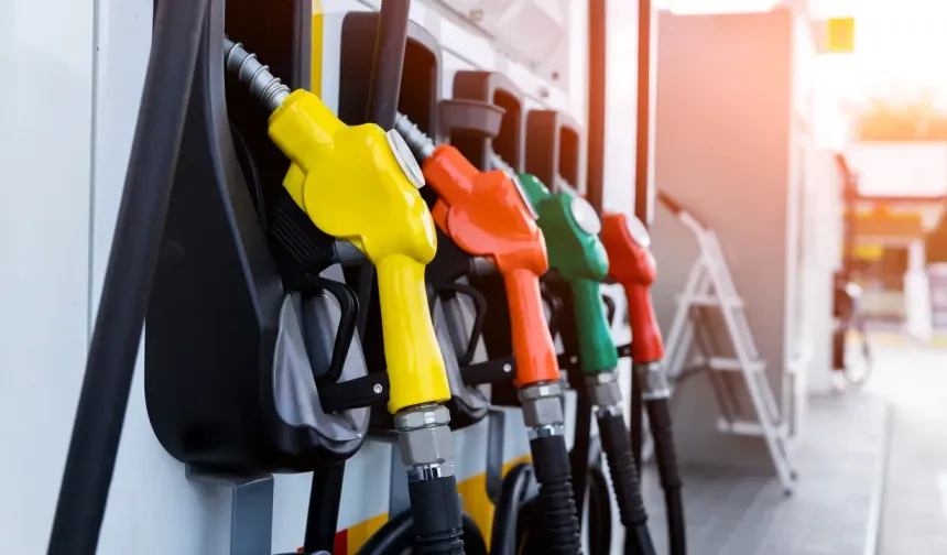 Cumartesi benzin ve motorine zam geliyor! İndirim sevinci kısa sürdü