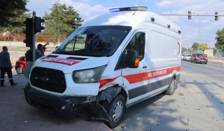 Askeri Ambulans ve İki Otomobil Çarpıştı: 2 Yaralı Hastaneye Kaldırıldı