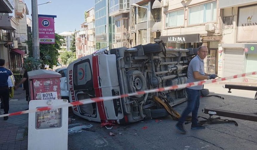 İstanbul'da İETT Otobüsü ve Ambulans Çarpıştı: 5 Kişi Yaralandı, Kaza Anı Kamerada