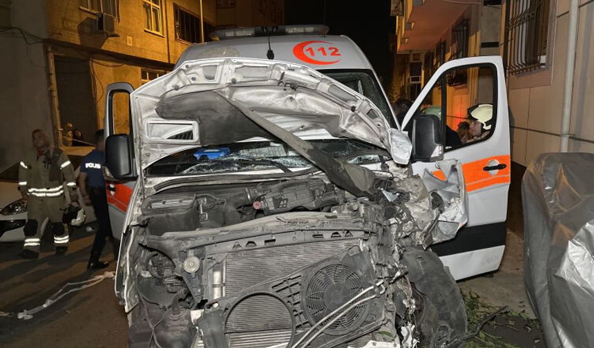 Hasta taşıyan ambulans kaza yaptı: 3 sağlık çalışanı yaralandı